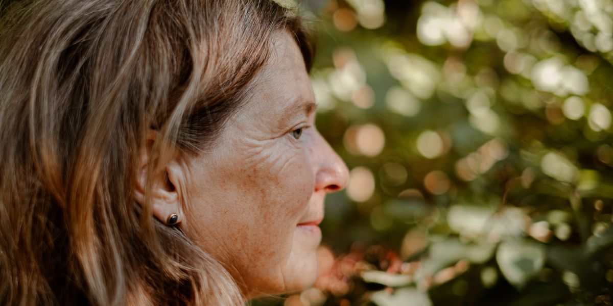 Portrait einer natürlichen Frau als Model von Botanik Atelier.